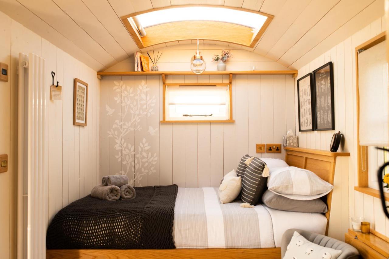 Harrys Hideout - Shepherd'S Huts At Harrys Cottages Pen-y-Clawdd Eksteriør bilde