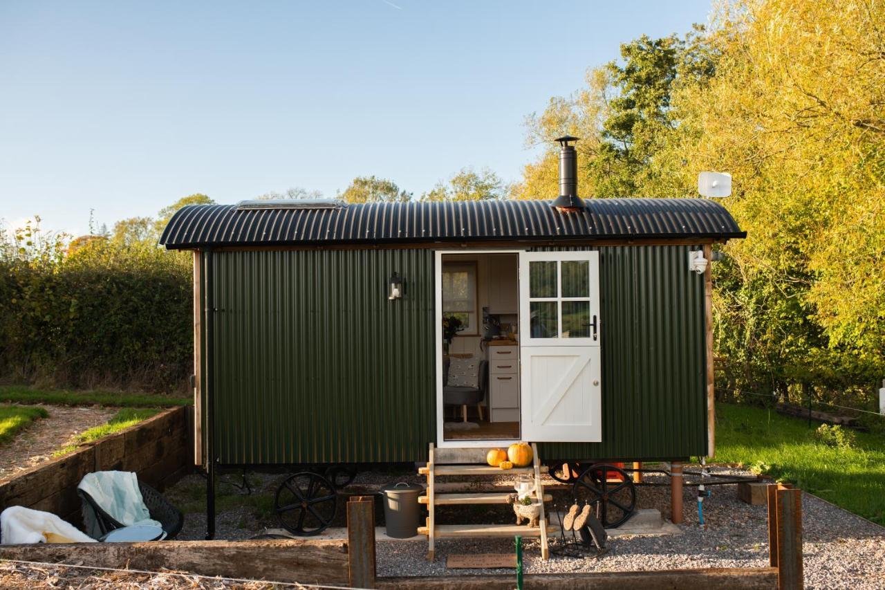 Harrys Hideout - Shepherd'S Huts At Harrys Cottages Pen-y-Clawdd Eksteriør bilde