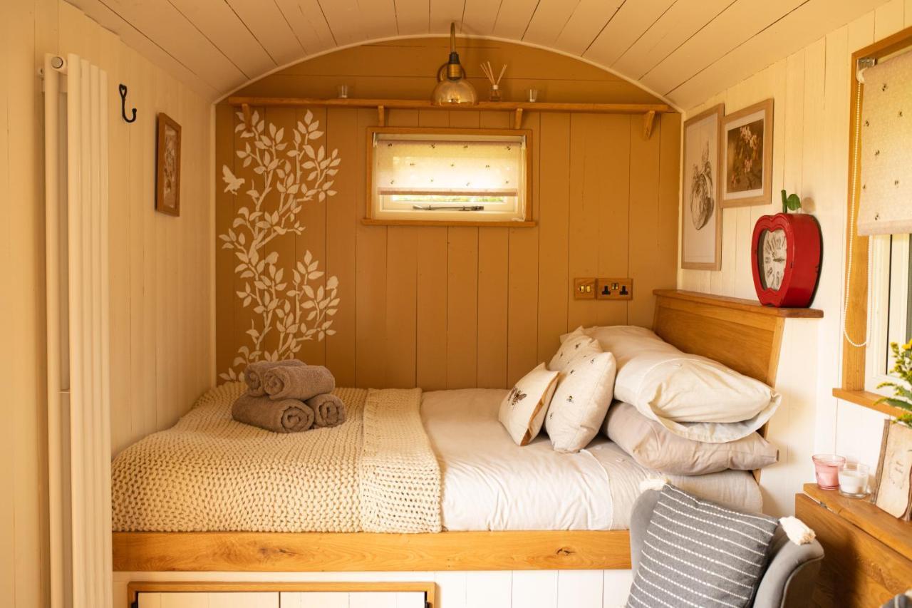 Harrys Hideout - Shepherd'S Huts At Harrys Cottages Pen-y-Clawdd Eksteriør bilde