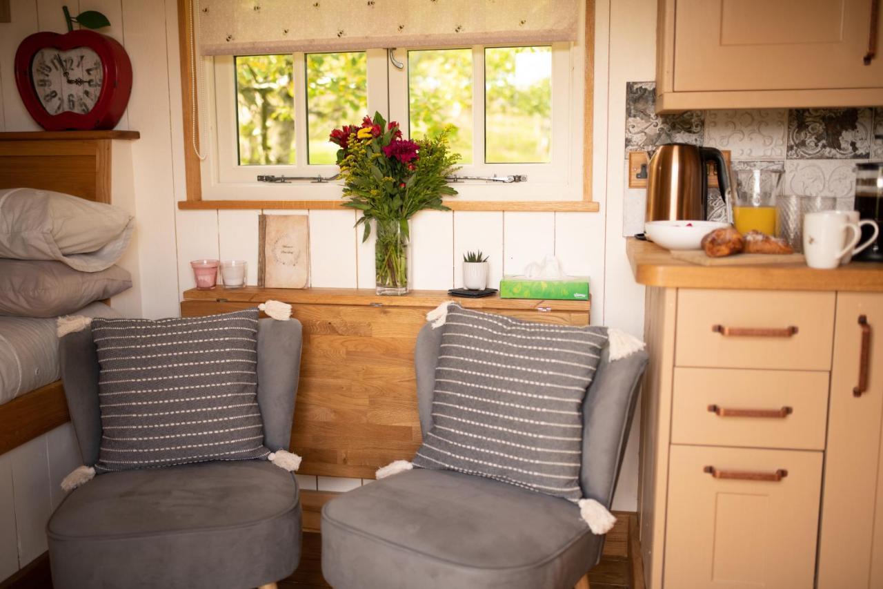 Harrys Hideout - Shepherd'S Huts At Harrys Cottages Pen-y-Clawdd Eksteriør bilde