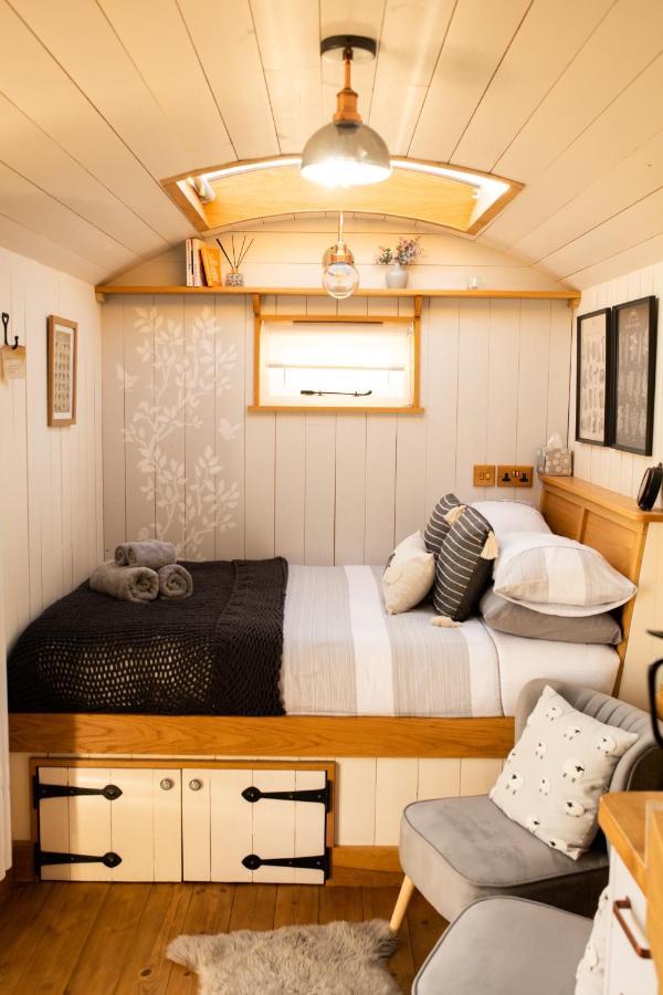Harrys Hideout - Shepherd'S Huts At Harrys Cottages Pen-y-Clawdd Eksteriør bilde