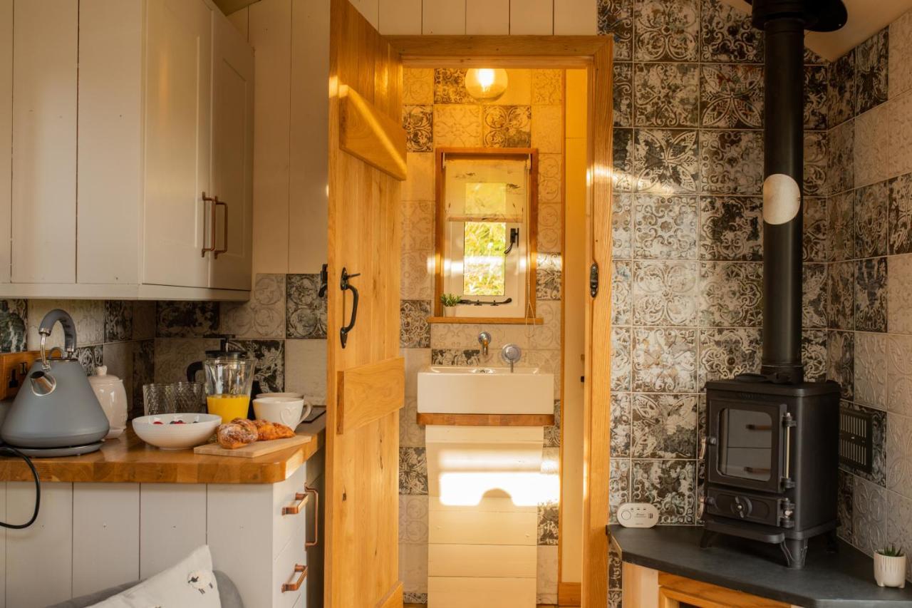 Harrys Hideout - Shepherd'S Huts At Harrys Cottages Pen-y-Clawdd Eksteriør bilde