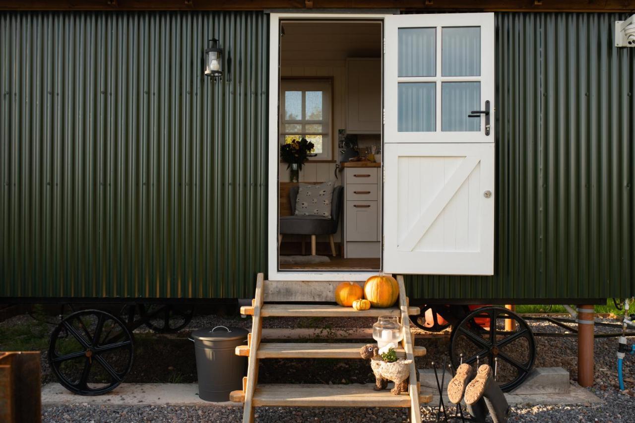 Harrys Hideout - Shepherd'S Huts At Harrys Cottages Pen-y-Clawdd Eksteriør bilde