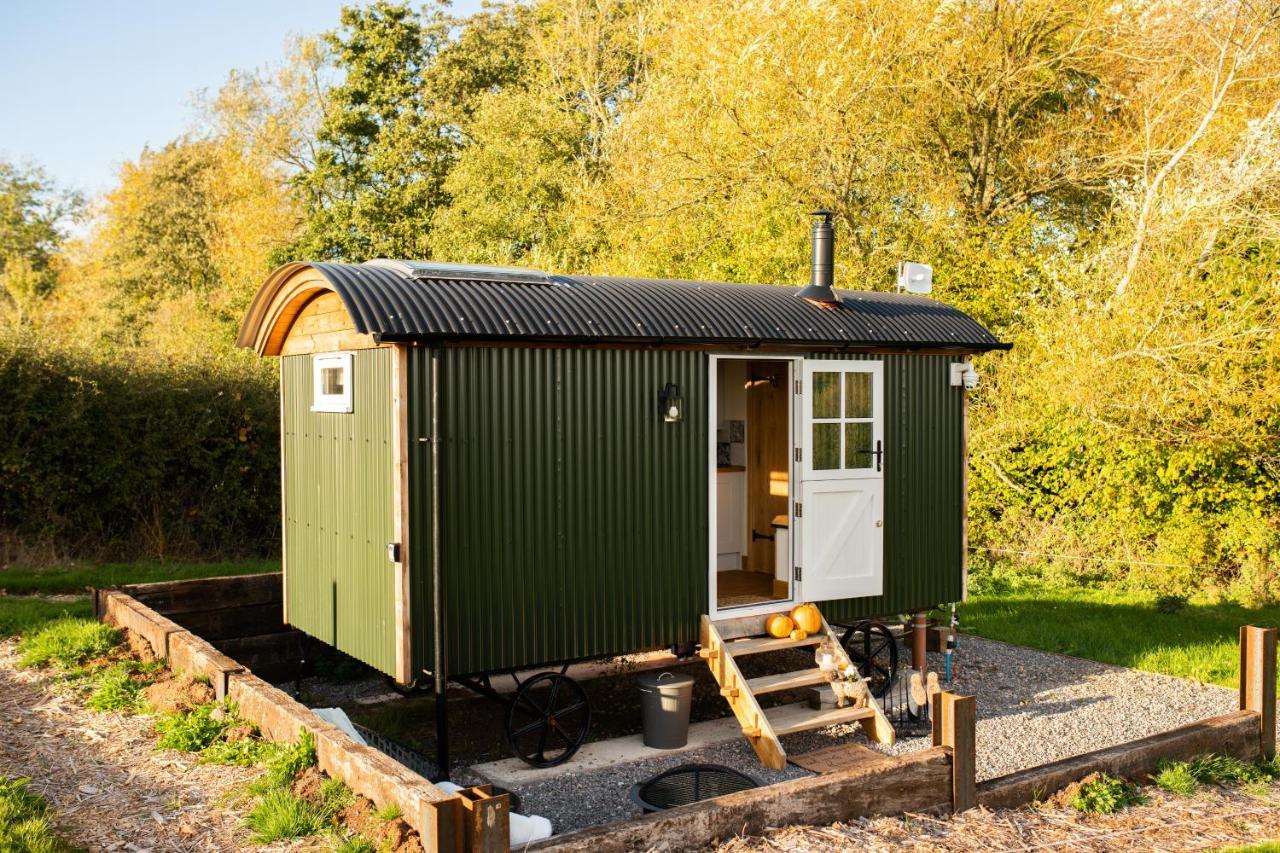 Harrys Hideout - Shepherd'S Huts At Harrys Cottages Pen-y-Clawdd Eksteriør bilde