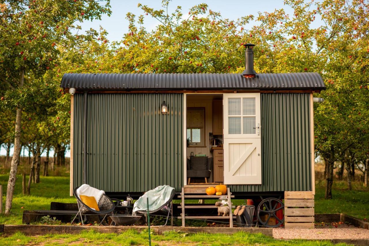 Harrys Hideout - Shepherd'S Huts At Harrys Cottages Pen-y-Clawdd Eksteriør bilde