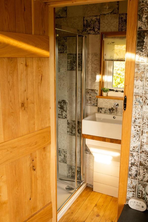 Harrys Hideout - Shepherd'S Huts At Harrys Cottages Pen-y-Clawdd Eksteriør bilde
