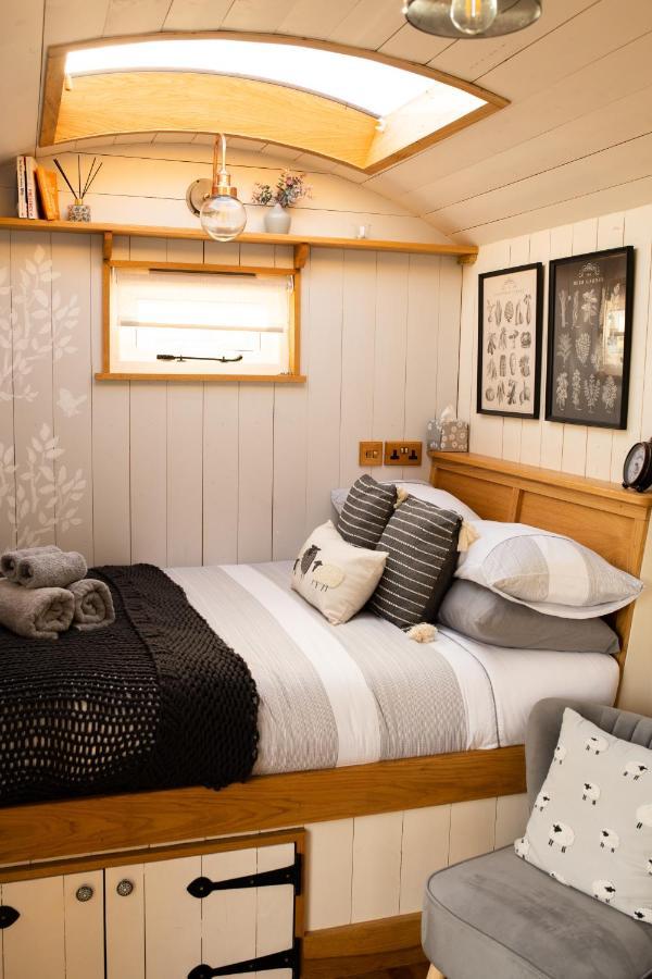 Harrys Hideout - Shepherd'S Huts At Harrys Cottages Pen-y-Clawdd Eksteriør bilde