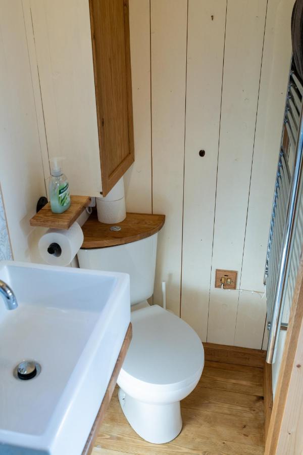 Harrys Hideout - Shepherd'S Huts At Harrys Cottages Pen-y-Clawdd Eksteriør bilde