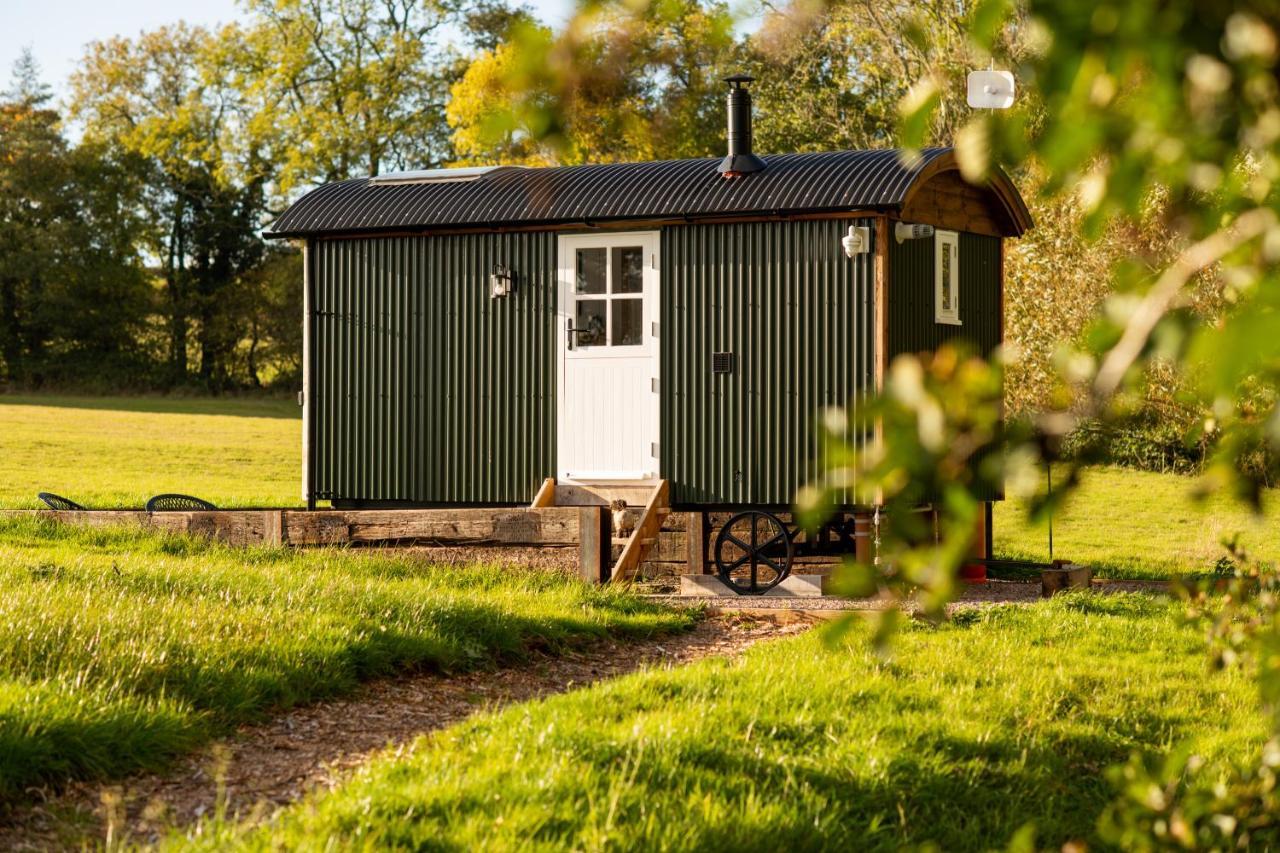 Harrys Hideout - Shepherd'S Huts At Harrys Cottages Pen-y-Clawdd Eksteriør bilde
