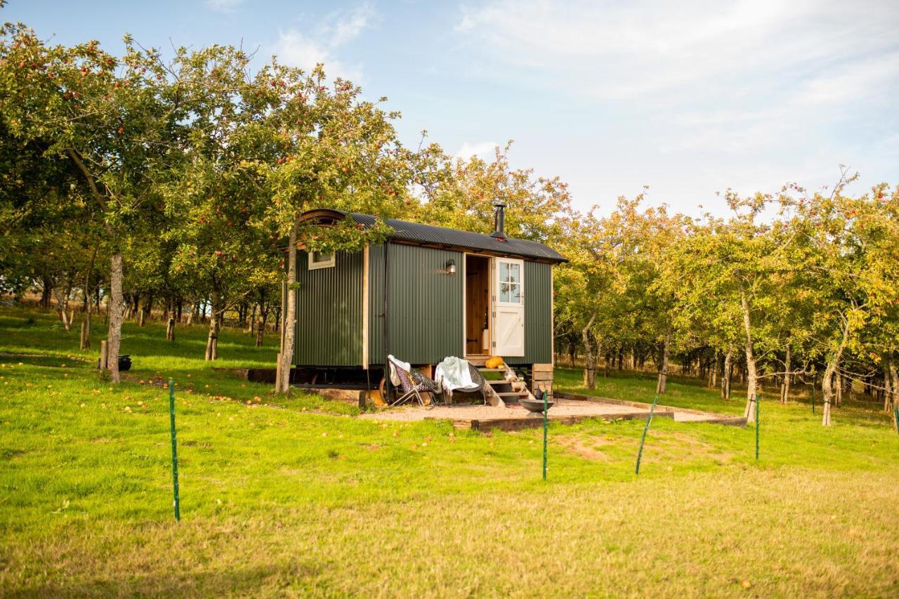 Harrys Hideout - Shepherd'S Huts At Harrys Cottages Pen-y-Clawdd Eksteriør bilde