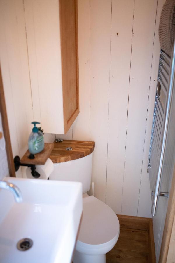 Harrys Hideout - Shepherd'S Huts At Harrys Cottages Pen-y-Clawdd Eksteriør bilde